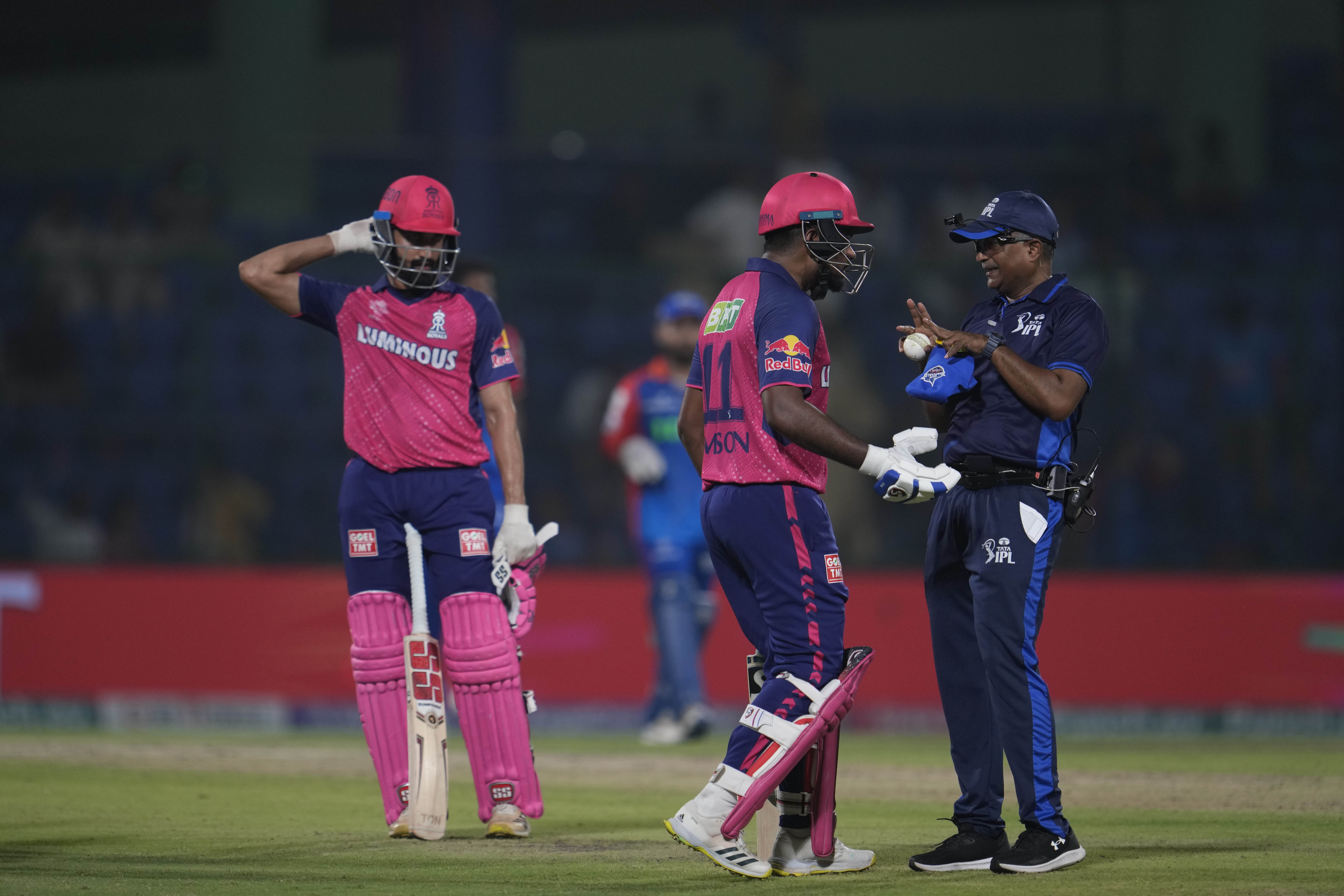 आउट करार दिए जाने के बाद संजू सैमसन अंपायर से बहस करते नजर आए।