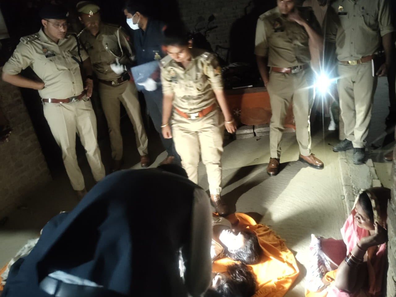 मौके पर जांच करती पुलिस। - Dainik Bhaskar