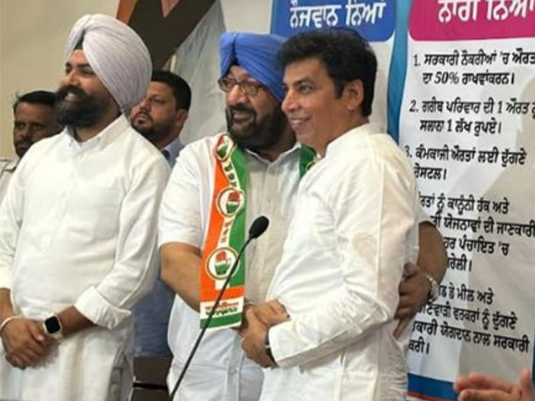 आम आदमी पार्टी को अलविदा कह कांग्रेस में घर वापसी करते होटल कारोबारी जस्सी खंगूड़ा।