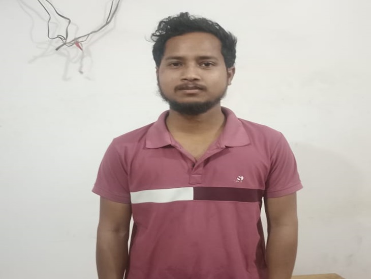 पुलिस गिरफ्त में आरोपी युवक - Dainik Bhaskar