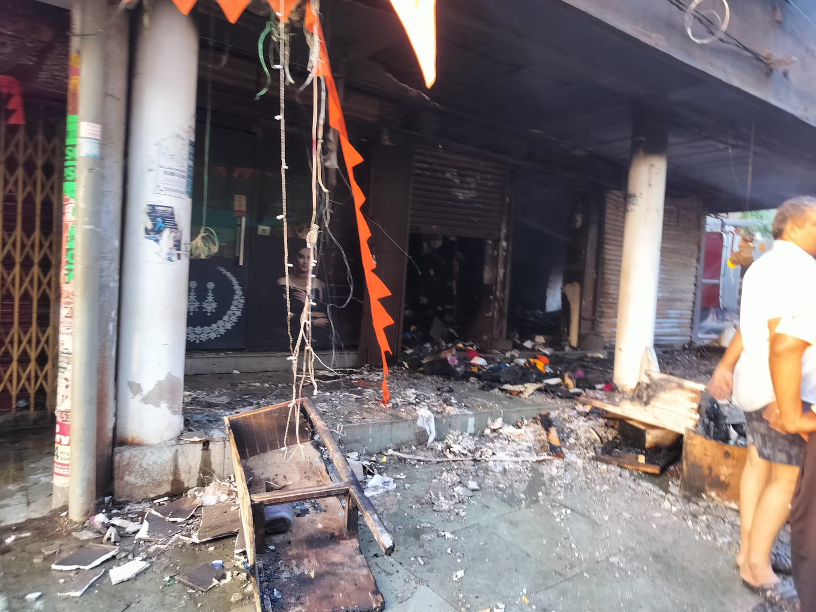 आग पर करीब साढ़े 3 घंटे बाद काबू पाया जा सका।