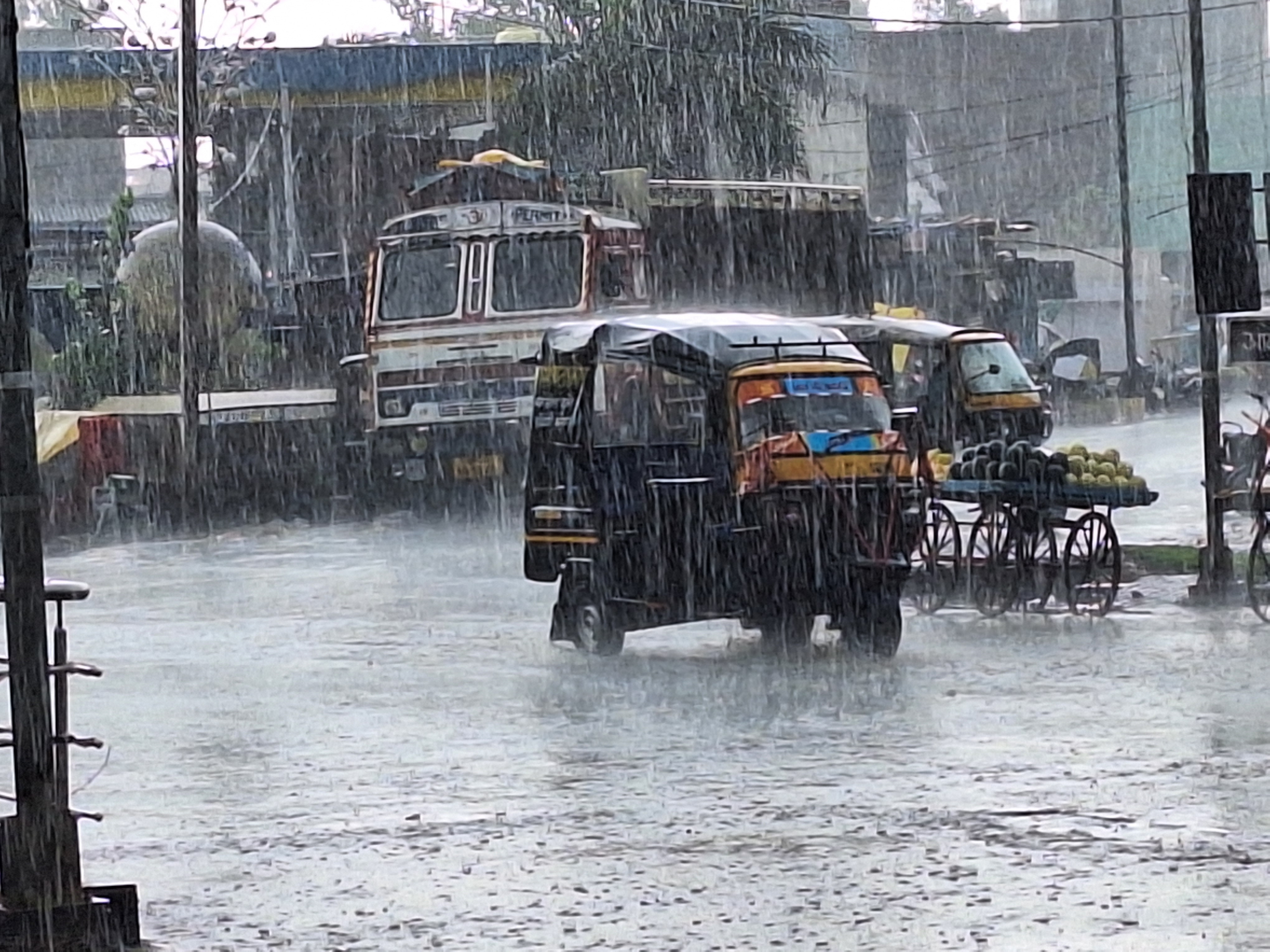 Suddenly the weather changed, it started raining | अचानक बदला मौसम, शुरू  हुई बारिश: दोपहर में 41 पर पहुंच गया था तापमान, बरसात से अचानक मौसम में आई  ठंडक - Damoh News | Dainik ...