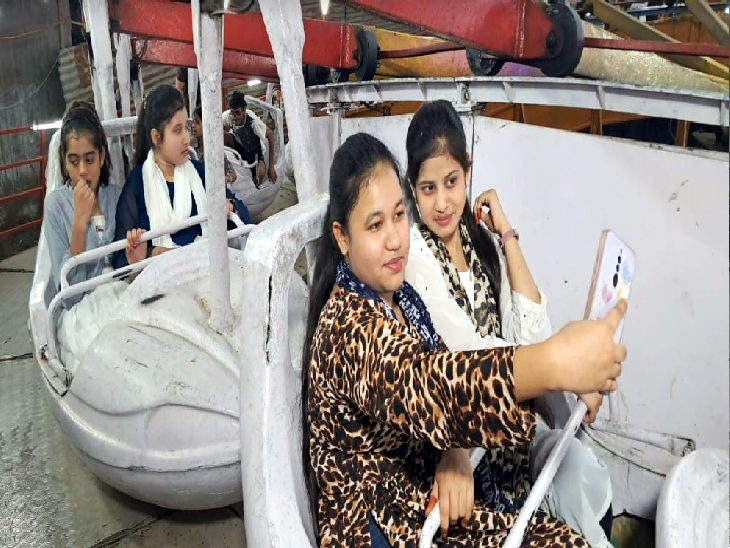 झूला झूलते वक्त युवतियां सेल्फी लेते हुए। - Dainik Bhaskar
