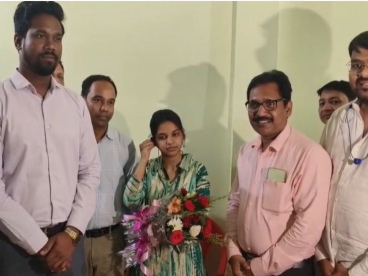 महक अग्रवाल को बधाई देने शिक्षा विभाग के अधिकारी भी पहुंचे।