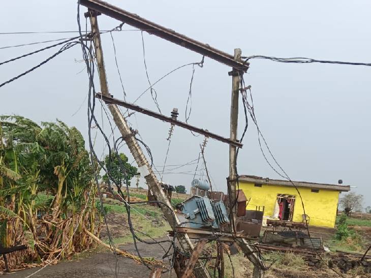 सीहोर के भैरूंदा में गुरुवार को तेज हवा के साथ बारिश हुई। रामपुर चकल्दी गांव में लगा ट्रांसफॉर्मर आंधी के कारण उखड़ गया।