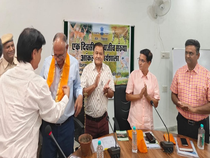 वन्य जीव जनसंख्या सर्वेक्षण प्रशिक्षण के दौरान विशेषज्ञ डॉ.सतीश कुमार शर्मा का सम्मान करते हुए।