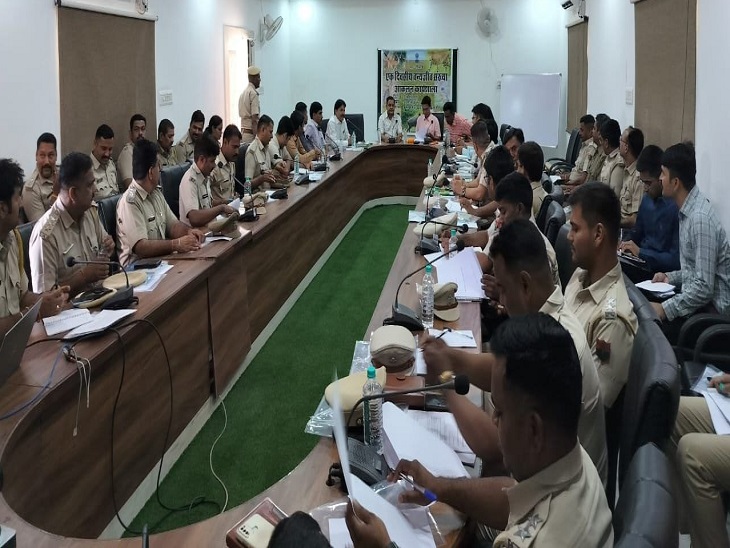 उदयपुर में वन्यजीव गणना प्रशिक्षण में भाग लेते विभाग के वन अधिकारी।