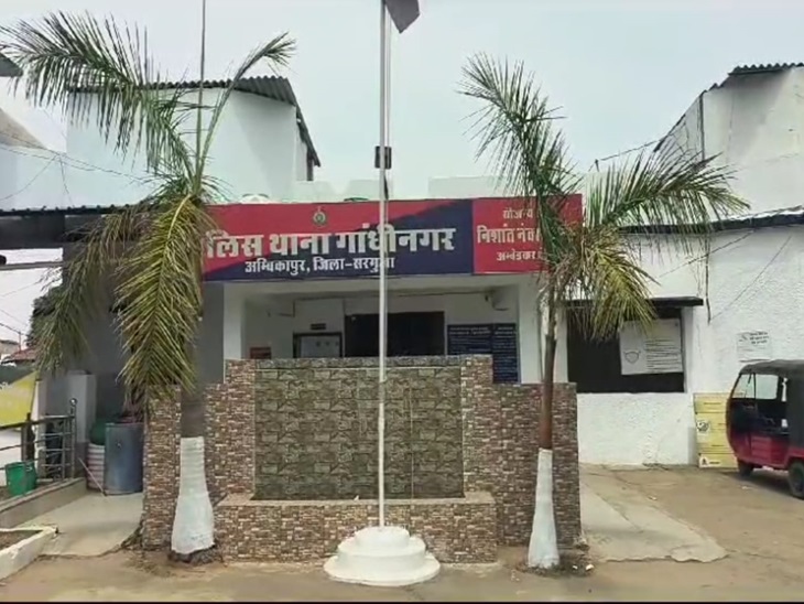 गांधीनगर पुलिस कर रही है मामले की जांच