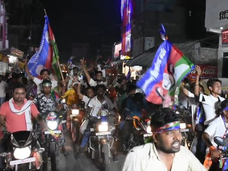 चिराग पासवान के रोड शो में शामिल कार्यकर्ता