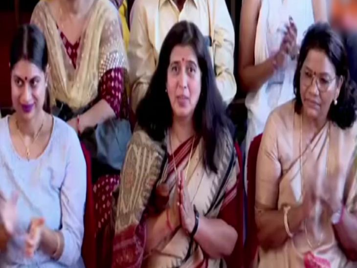 चिरमिरी में 26 अप्रैल को हनुमत कथा का आयोजन किया गया था, जिसमें सरोज पांडेय और रेणुका सिंह मौजूद थीं।