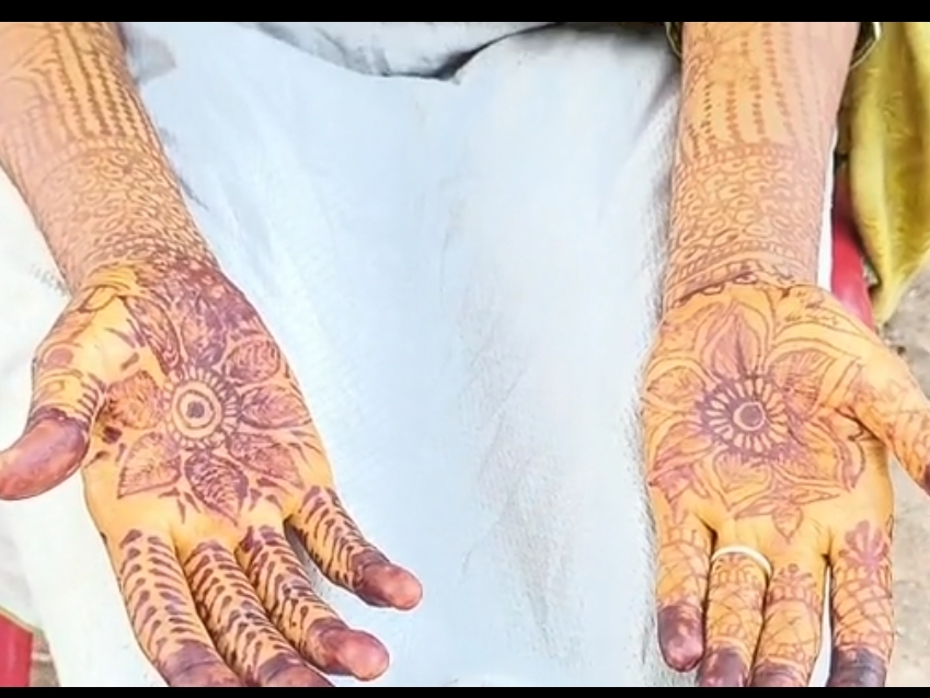 सूरजपुर में दुल्हन के हाथों पर लगी रह गई मेहंदी।