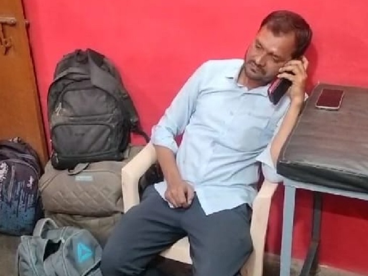 कार चला रहे जितेंद्र पाणी को हादसे में मामूली चोटें आई हैं।