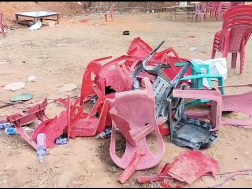 घराती और बरातियों के बीच दहेज को लेकर मारपीट में टूटी कुर्सियां।