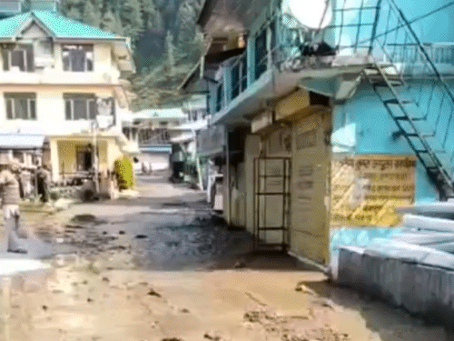 हिमाचल प्रदेश के कांगड़ा-मंडी जिला की सीमा पर लबांडग हाइड्रो पावर प्रोजेक्ट का पेनस्टॉक फटने के बाद मुल्तान बाजार में बाढ़ जैसे हालात - Dainik Bhaskar