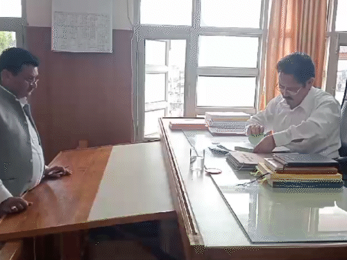 धर्मशाला सीट से इंडिपेंडेंट नामांकन भरते हुए बीजेपी के बागी राकेश चौधरी। - Dainik Bhaskar