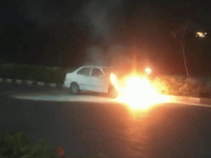 A moving car caught fire in Jaipur, VIDEO | जयपुर में बीच सड़क पर कार ...