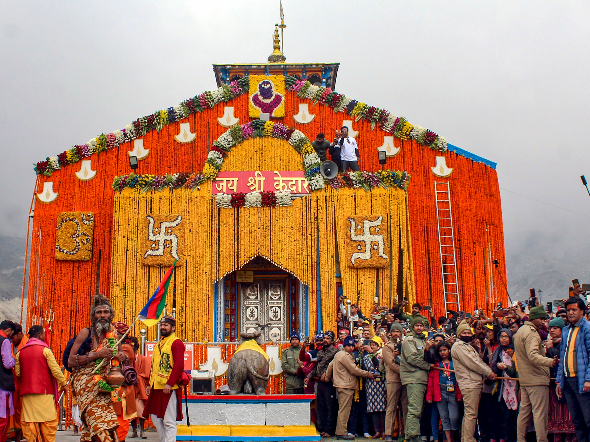 2 दिन पहले से गौरीकुंड हाउसफुल; जीरो डिग्री टेम्प्रेचर के बीच 10 हजार श्रद्धालु मौजूद|देश,National - Dainik Bhaskar