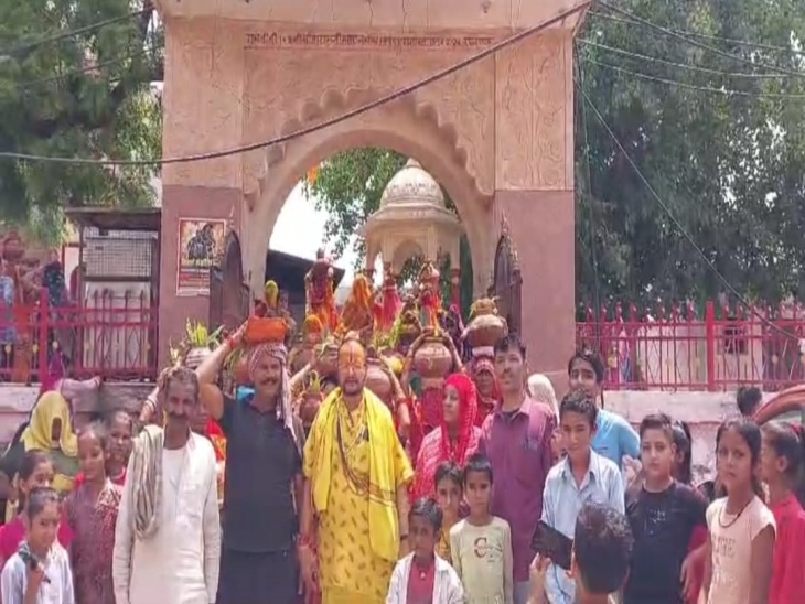 गांव में कलश यात्रा में महिला, पुरुष व बच्चे भी। - Dainik Bhaskar