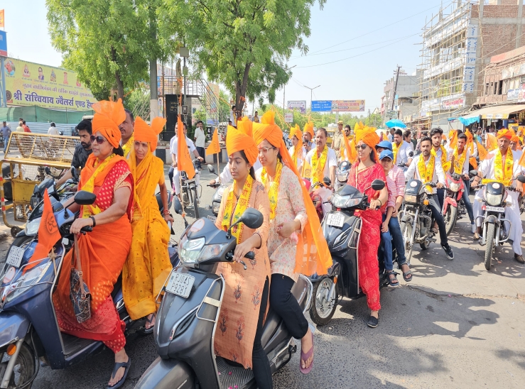 The community members wearing saffron turban and dupatta took out a