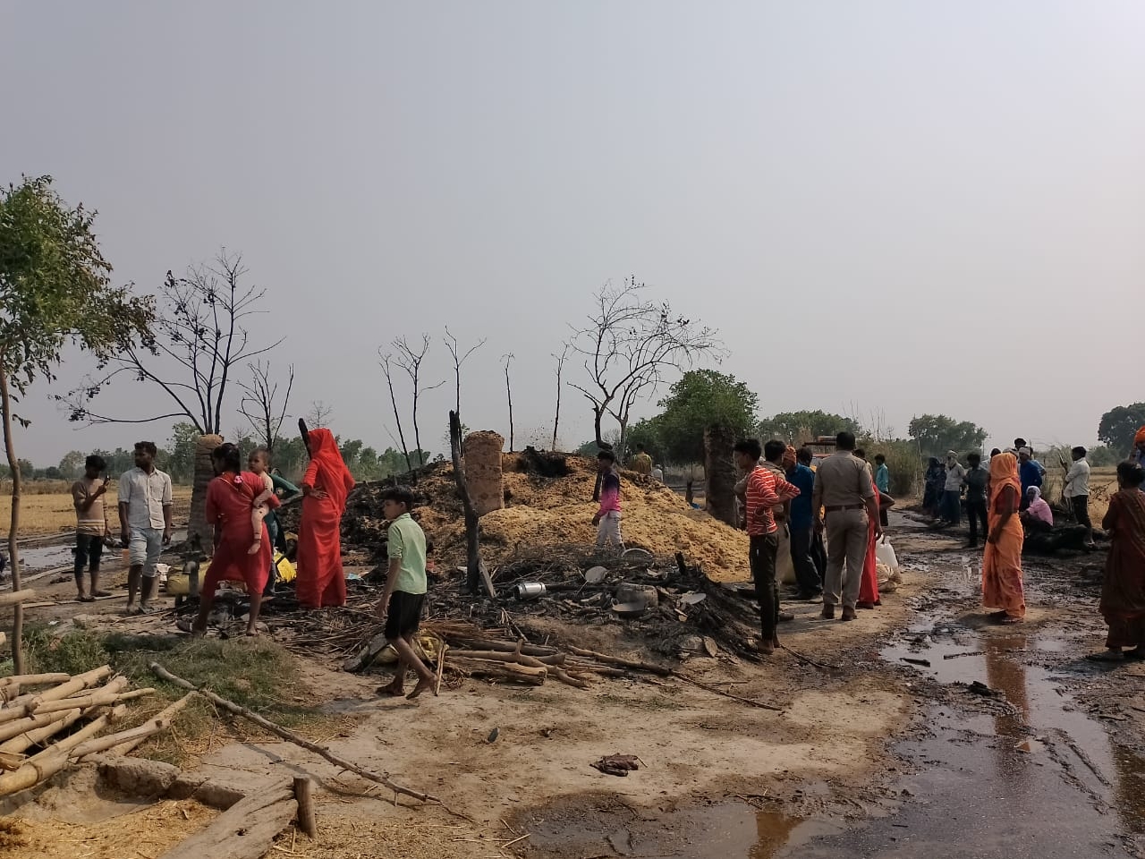 Fire broke out in a hut in Maharajpur due to unknown reasons ...