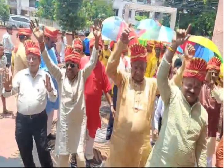 संस्था के लोगों और बरातियों ने जमकर किया डांस