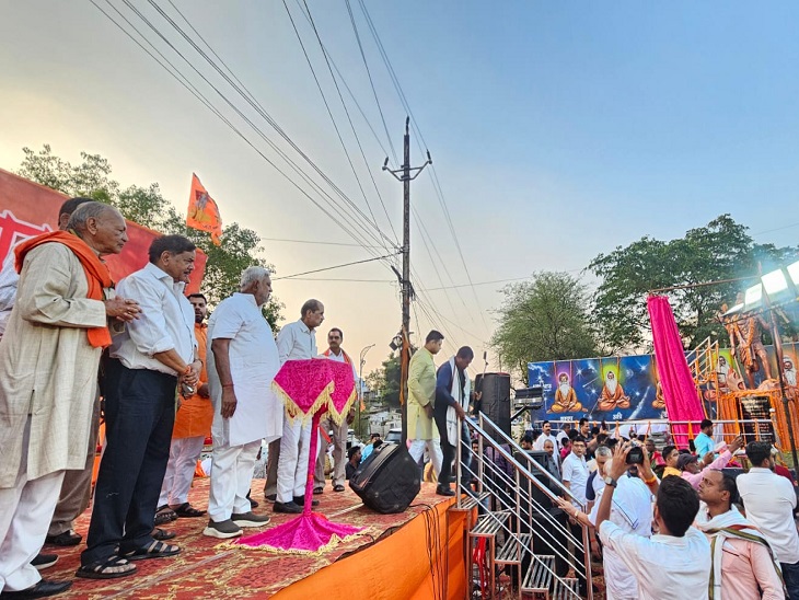 मंच पर मौजूद ब्राह्मण समाज के पदाधिकारी और गणमान्य लोग