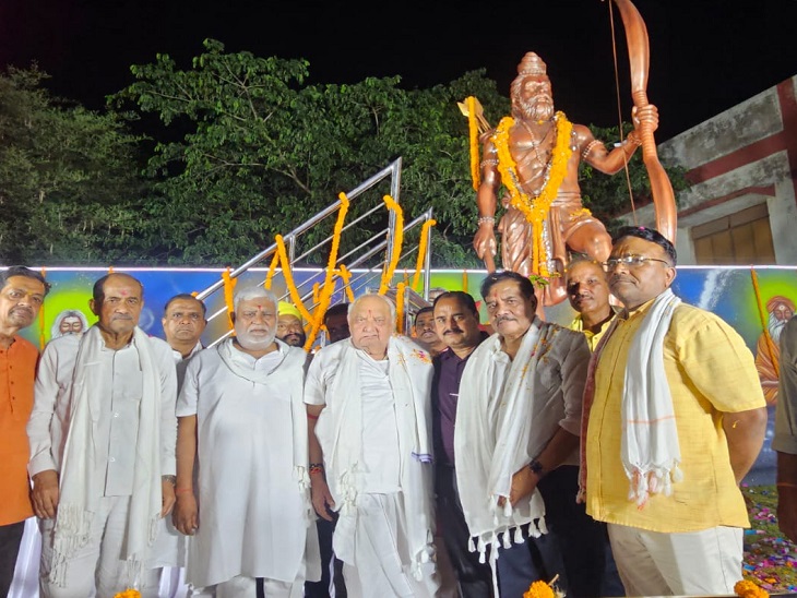 भगवान परशुराम जी की प्रतिमा के सामने खड़े होकर फोटो खिंचवाते अतिथि