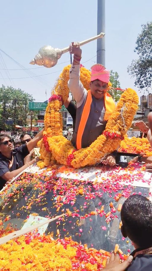 रोड शो के पहले स्वागत के दौरान गदा घूमाते सीएम डॉ. मोहन यादव।