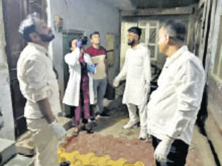 घटनास्थल पर जांच करती फोर​ेसिंक टीम। - Dainik Bhaskar