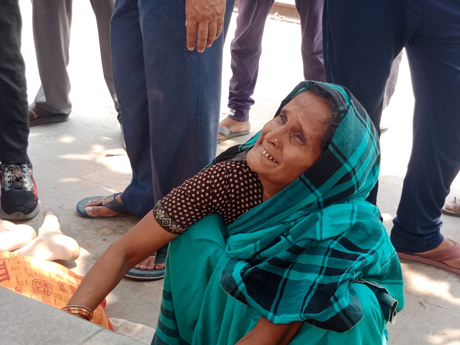 An old man died after being hit by a train in Auraiya | औरैया में ट्रेन ...