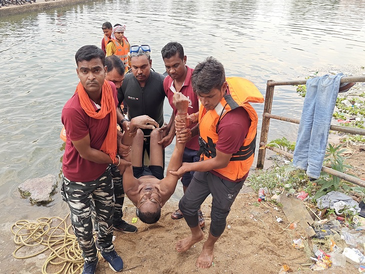 शव को नदी से बाहर लाती एसडीआरएफ