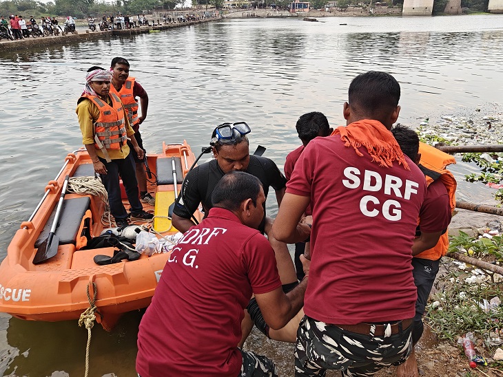 खोताखोर की मदद से खोजकर पानी से बाहर निकाला शव