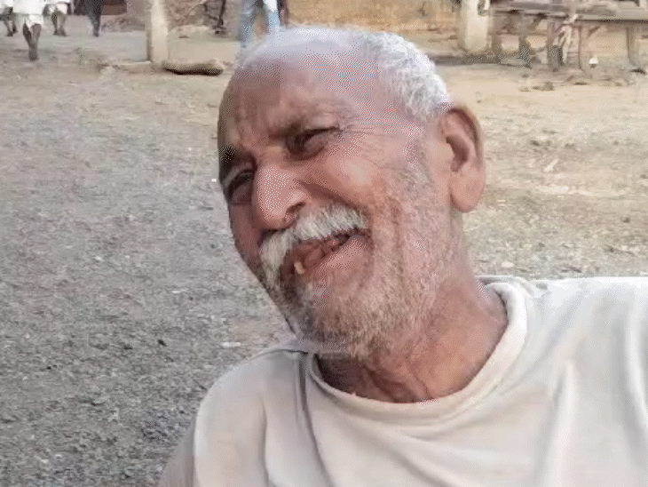 बेटे की हत्या के बाद बिलख-बिलख कर रोते रहे गणपत सिंह गुर्जर।