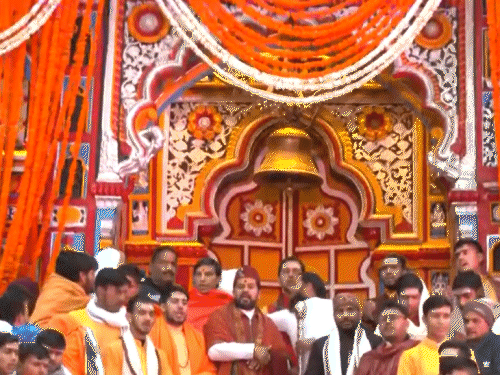 उत्तराखंड के चार धाम में शामिल बद्रीनाथ मंदिर को 6 महीने श्रद्धालुओं के लिए खोला जाता है, बाकी समय मंदिर के कपाट बंद रहते हैं। - Dainik Bhaskar