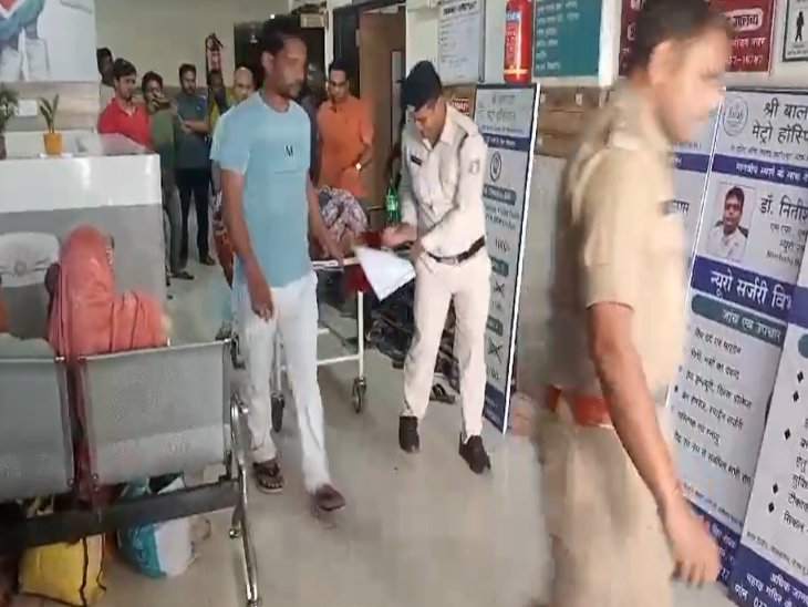 पुलिसकर्मियों ने ही तुरंत आरक्षक को अस्पताल लेकर पहुंचे।