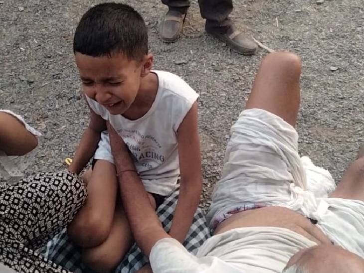 दिव्यांग दादा गणपत सिंह गुर्जर के पास में बैठकर पिता को याद कर बिलखता हुआ मृतक यशवंत का इकलौता बेटा अभिराज।