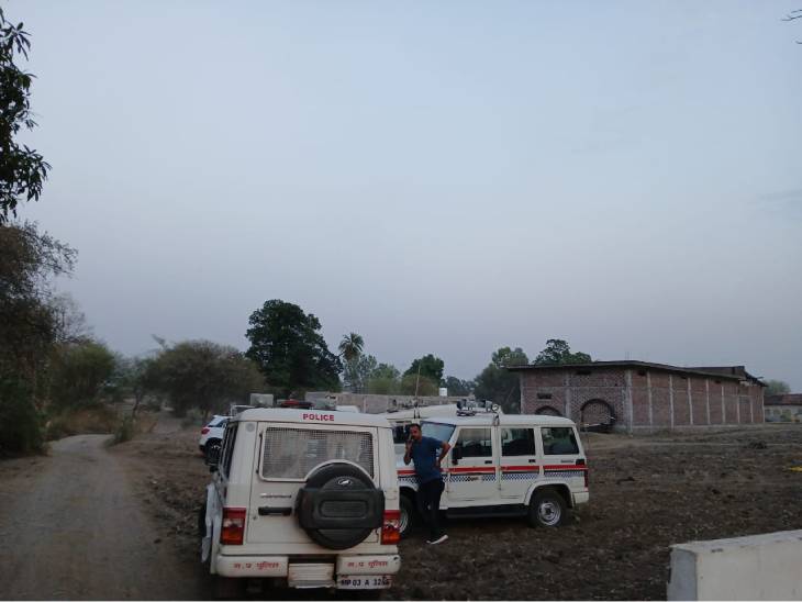 रंगलाल के घर के बाहर तैनात पुलिस बल। गांव में अब भी तनाव के हालात हैं।