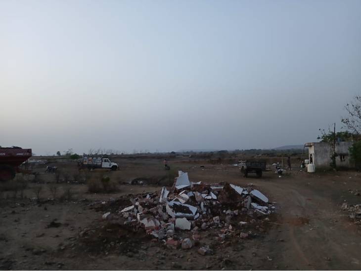 मलबे में तब्दील हो चुका साइलो। इसी जमीन पर कब्जे को लेकर विवाद हुआ था।