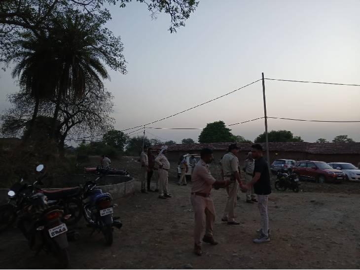 गांव में भारी पुलिस बल तैनात है। आरोपी पक्ष के लोग घर में ताला लगाकर फरार हैं।