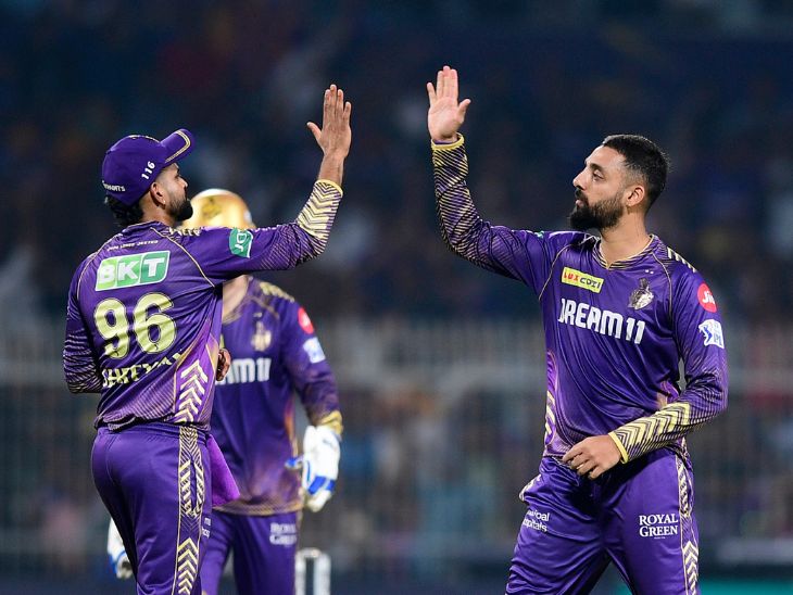वरुण चक्रवर्ती ने रोहित शर्मा और हार्दिक पंड्या के विकेट लिए। उन्होंने 4 ओवर में महज 17 रन दिए। वरुण को प्लेयर ऑफ द मैच चुना गया।