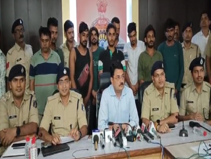 एसपी रजनेश सिंह ने प्रेस कॉन्फ्रेंस लेकर अंतर्राज्यीय गैंग का किया खुलासा।