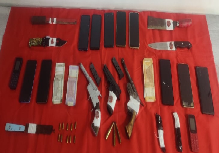 तस्करों से पिस्टल, कट्‌टा और धारदार हथियार बरामद किया गया है।