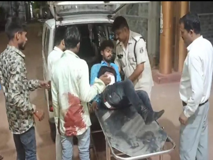घायल को एंबुलेंस से लाया गया अस्पताल
