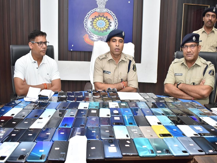 खोए हुए मोबाइल फोन को लेकर प्रेस वार्ता में जानकारी देते एसपी जितेंद्र शुक्ला