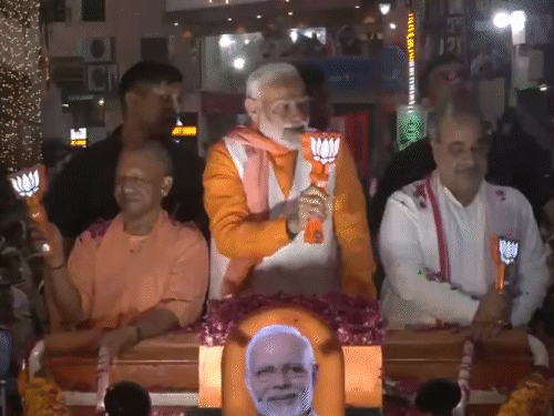 काशी में पीएम मोदी रोड शो कर रहे हैं। सीएम योगी और भूपेंद्र चौधरी रथ पर मौजूद हैं। - Dainik Bhaskar