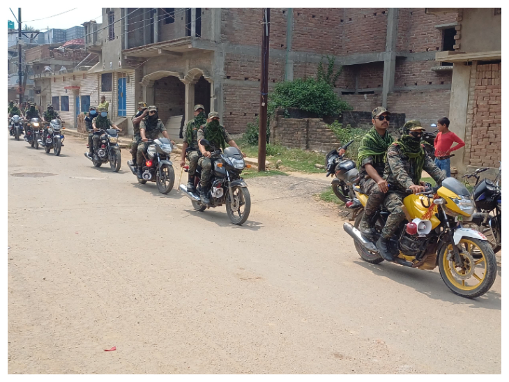 बाइक से पेट्रोलिंग करती पुलिस टीम।