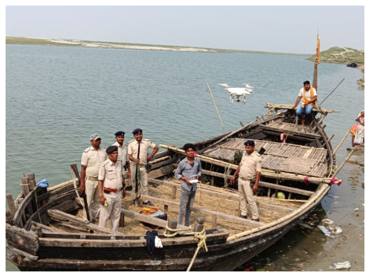 नाव से पेट्रोलिंग करती पुलिस टीम।