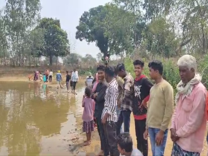 सांपों को दूध पिलाने लग रही लोगों की भीड़।