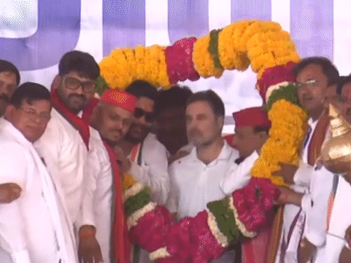 झांसी में राहुल-अखिलेश ने एकसाथ रैली की। कार्यकर्ताओं ने माला पहनाकर स्वागत किया।