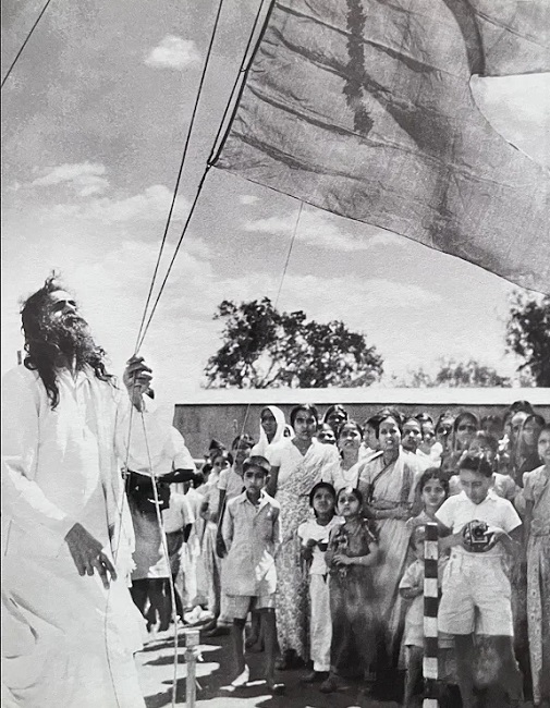 तस्वीर 1949 की है। गोलवलकर यानी गुरुजी कर्नाटक के हुबली में RSS का भगवा ध्वज फहराते हुए।